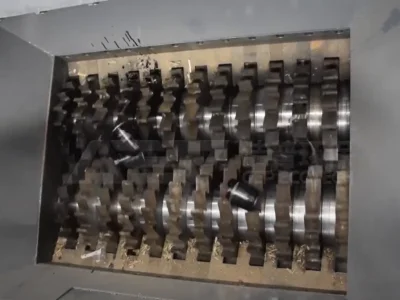 유해 폐기물 관리를 위해 특별히 설계된 오일 필터 분쇄기